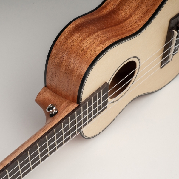 Cascha Solid Top Konzert-Ukulele Bundle -  massive fichtendecke - inkl. Gigbag, 3 Plektren, Stimmgerät und Lernheft